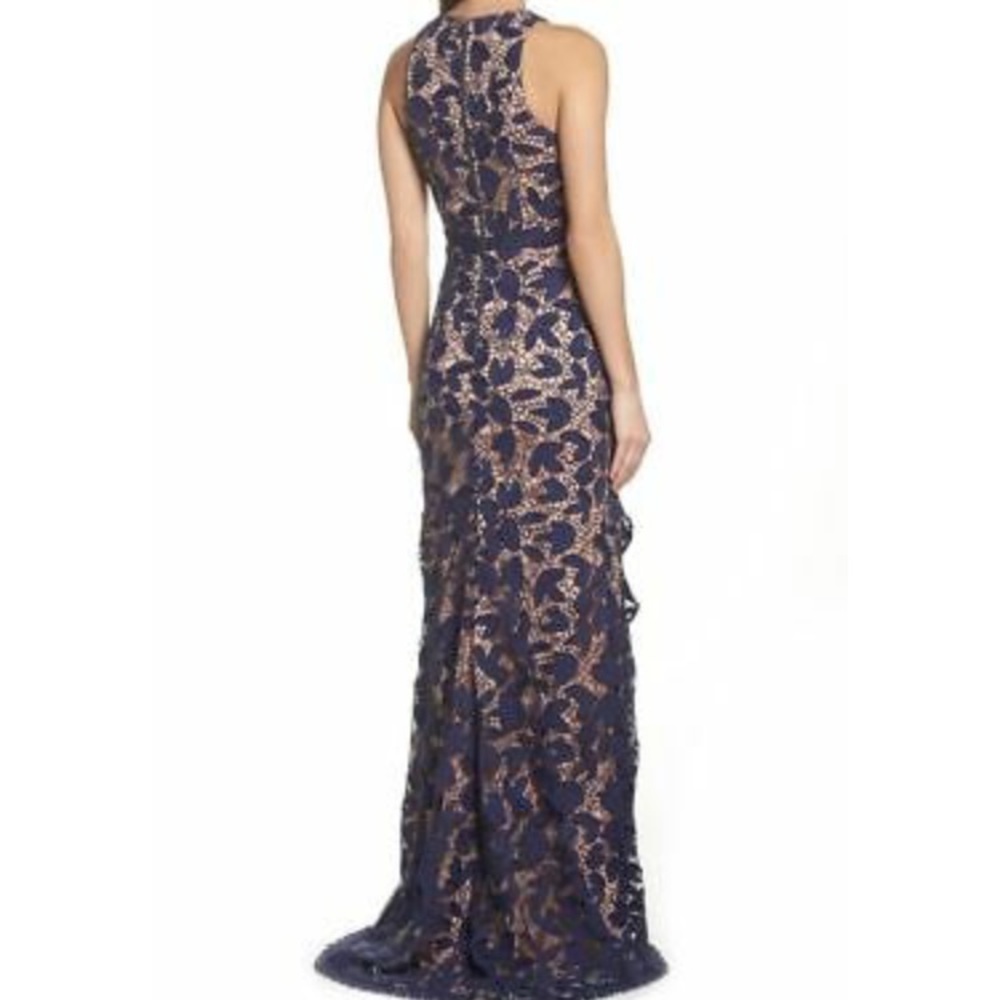 Jarlo petal lace gown with a slit - Picture 2 of 7
